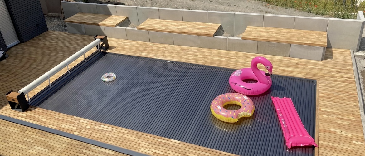 Sonnendeck und Poolumrandung mit Sitzbänken 1