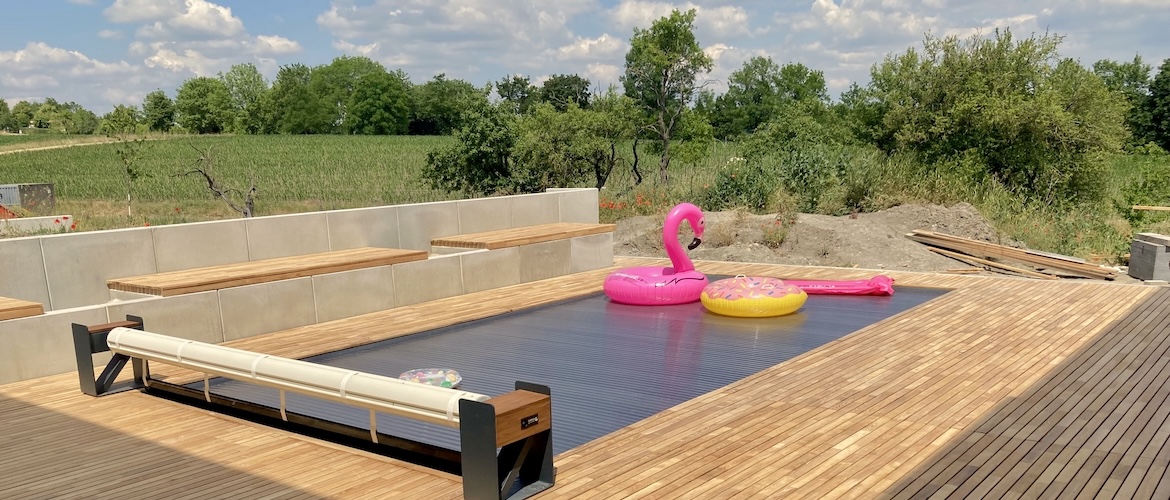 Sonnendeck und Poolumrandung mit Sitzbänken 2