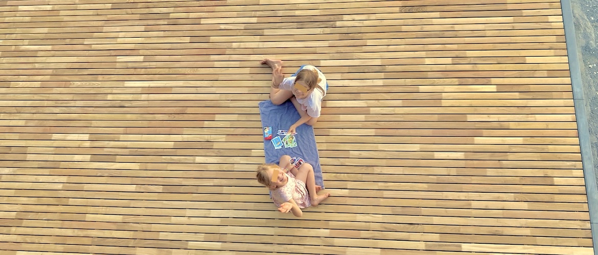 Sonnendeck und Poolumrandung mit Sitzbänken 4