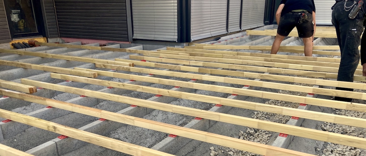 Sonnendeck und Poolumrandung mit Sitzbänken 5