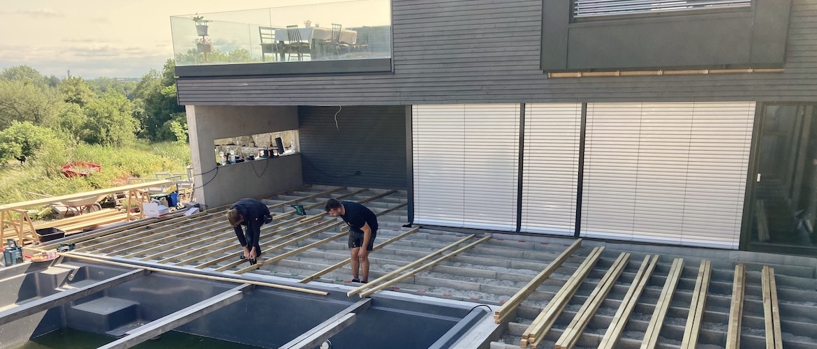 Sonnendeck und Poolumrandung mit Sitzbänken 6