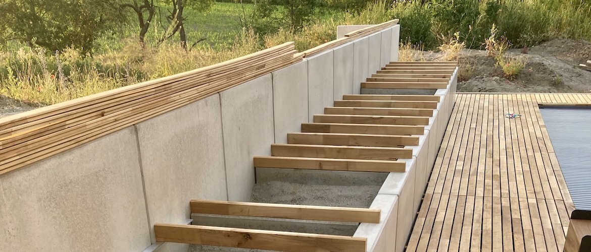 Sonnendeck und Poolumrandung mit Sitzbänken 8