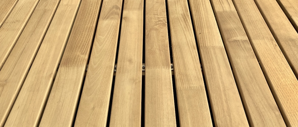 Sonnendeck und Poolumrandung mit Sitzbänken 9