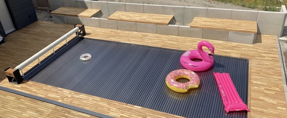 Sonnendeck und Poolumrandung mit Sitzbänken