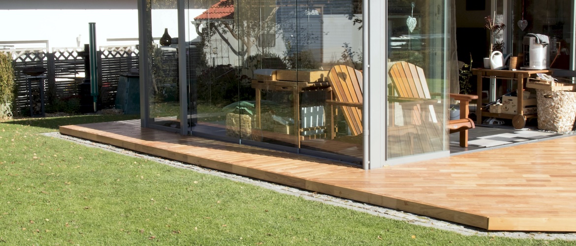 Edle Robinienterrasse mit Schwebeoptik 2