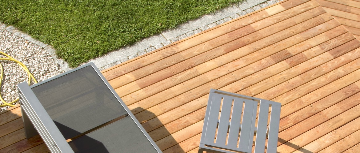 Edle Robinienterrasse mit Schwebeoptik 3