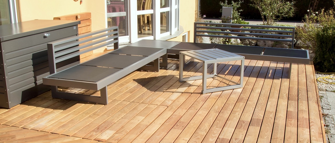 Edle Robinienterrasse mit Schwebeoptik 4