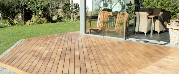 Edle Robinienterrasse mit Schwebeoptik