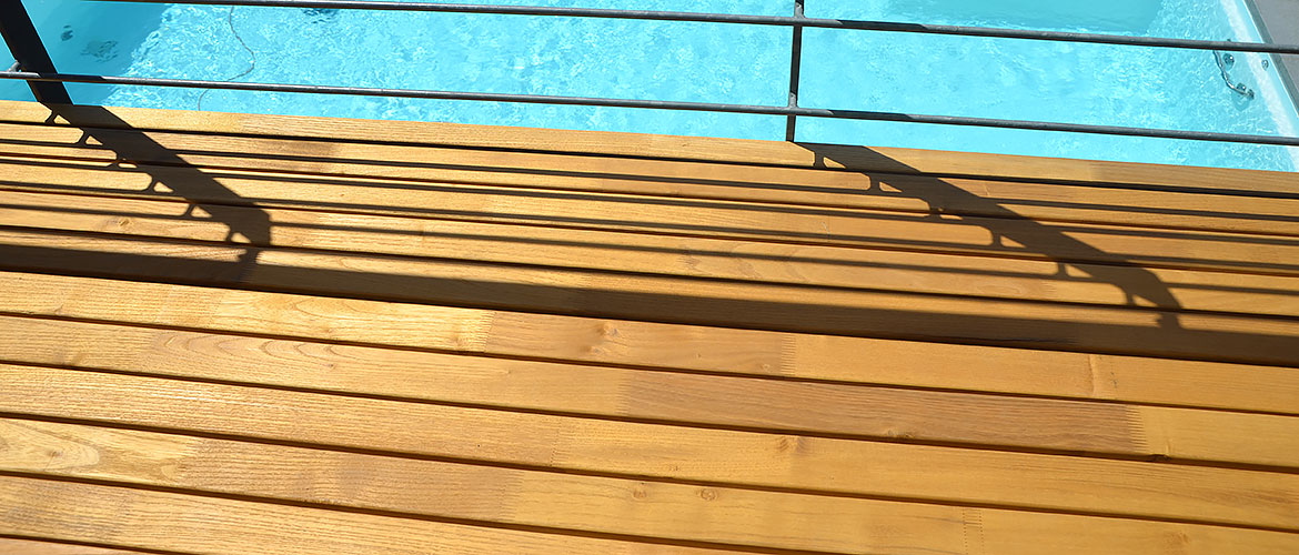 Raus aus dem Alltag - rein in den Pool! Danach gemütlich entspannen auf dem Sonnendeck aus edlem Robinienholz. 5
